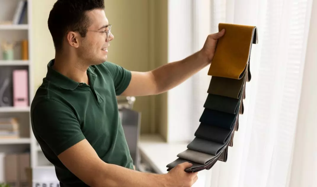 Among the products for indoor use, we have a choice of Roman, day and night, blackout and louvered roller blinds.