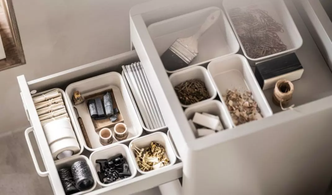 Use plastic containers to store the finest items
