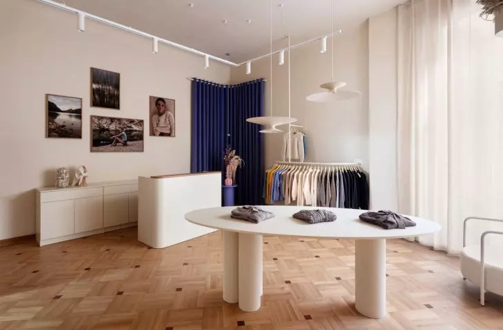 the main room has an irregular shape, this influenced the selection of furniture with spun shapes