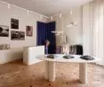 the main room has an irregular shape, this influenced the selection of furniture with spun shapes