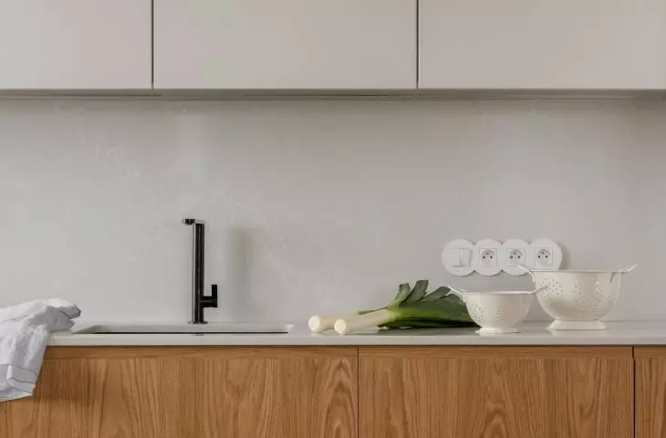 The upper beige cabinets were juxtaposed with the veneer at the bottom of the development