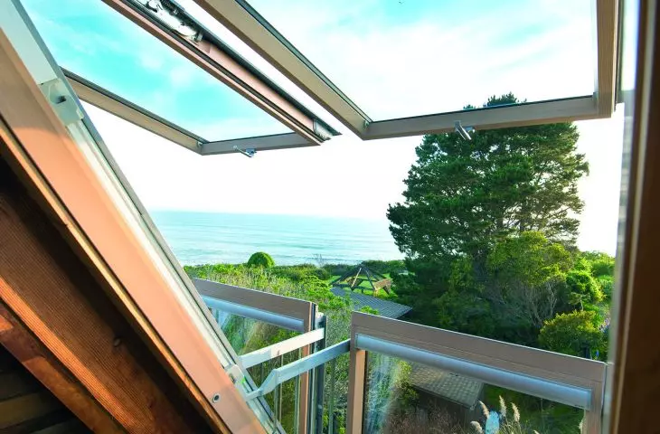 Roof windows with large glazing area