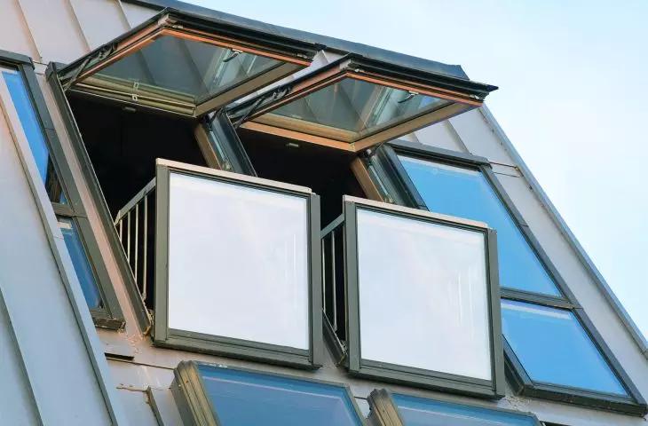 Roof windows with large glazing area