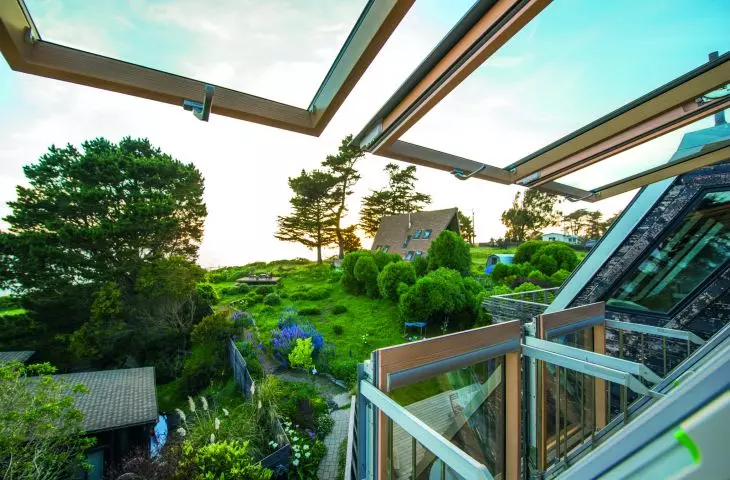 Roof windows with large glazing area