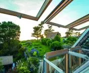 Roof windows with large glazing area