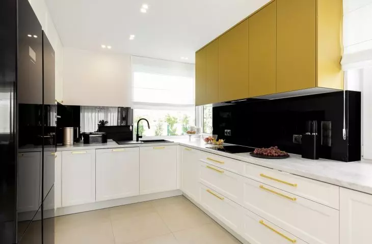 Gold fronts distinguish kitchen design
