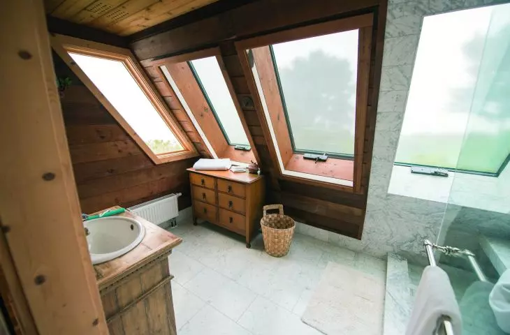 Roof windows with large glazing area