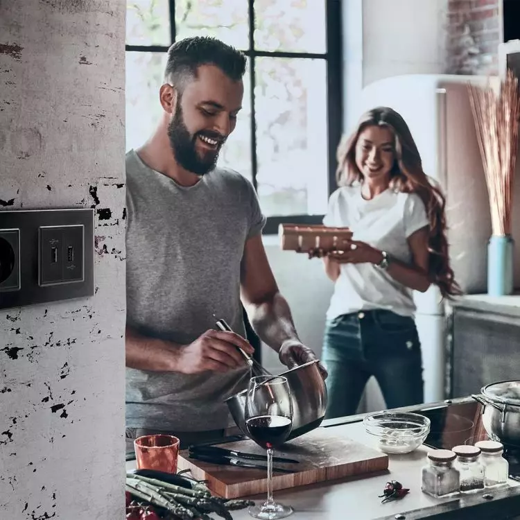 Before starting any work related to the installation of an outlet, make sure that the power is completely turned off. 