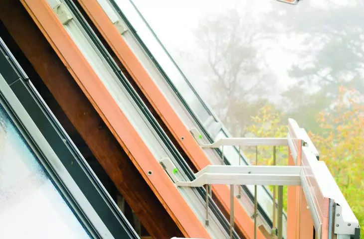 Roof windows with large glazing area