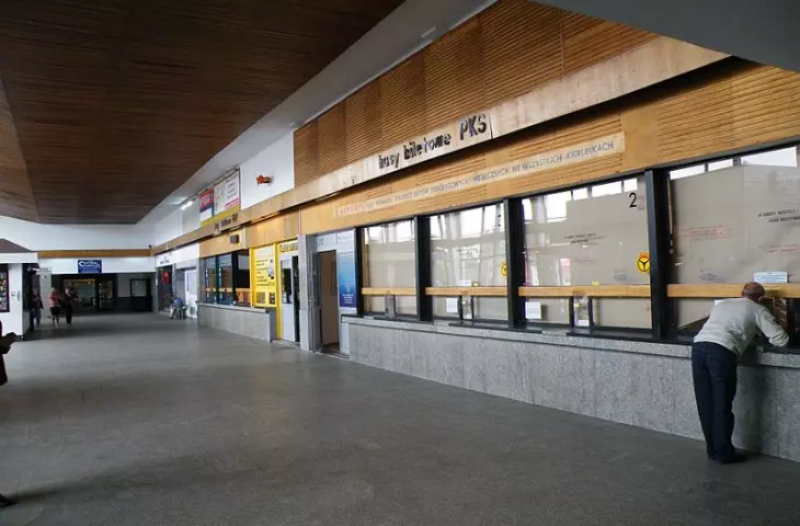 wnętrze zburzonego dworca
