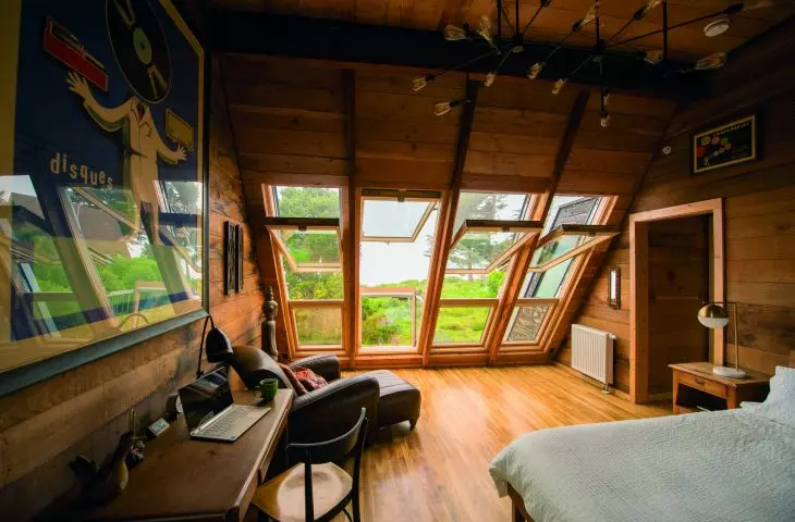 Roof windows with large glazing area