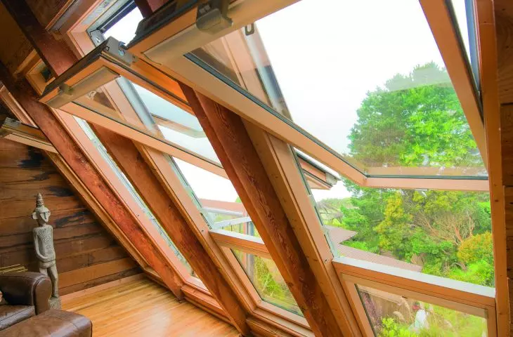 Roof windows with large glazing area