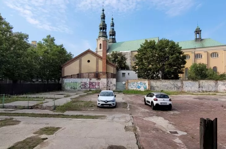 teren pod rozbudowę WCO przy ul. św. Marii Magdaleny; widok od południa