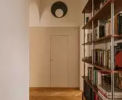 Korytarz z regałem na książki