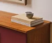 Detal regału w salonie