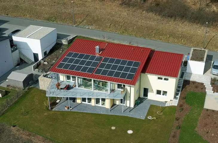 Photovoltaic system cleans up on its own