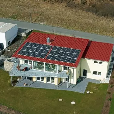 Photovoltaic system cleans up on its own