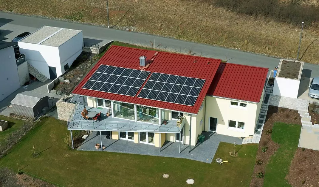 Instalacja fotowoltaiczna oczyszcza się samoistnie