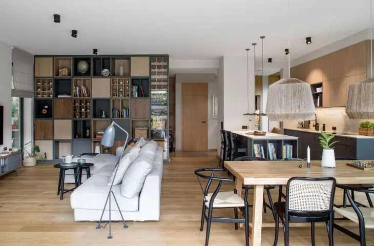 The interior was decorated in a minimalist style with natural materials