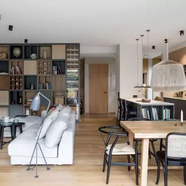 The interior was decorated in a minimalist style with natural materials