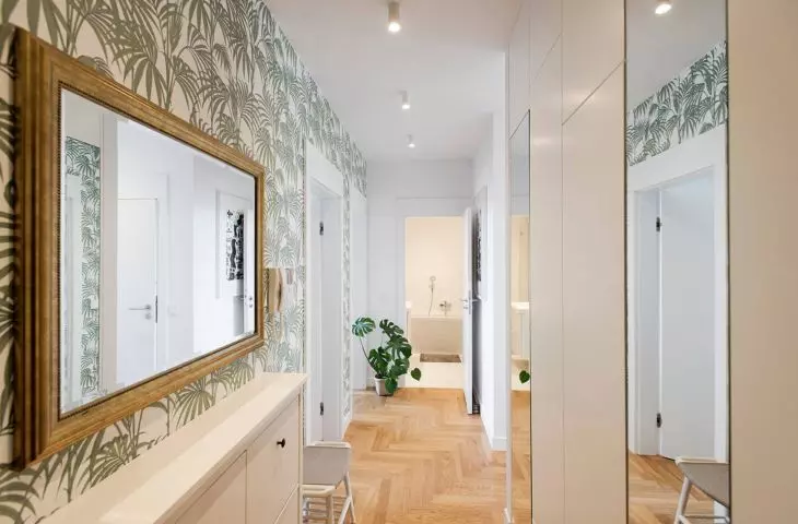 Wallpaper with palm leaf motif gives the interior a holiday feel
