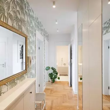 Wallpaper with palm leaf motif gives the interior a holiday feel