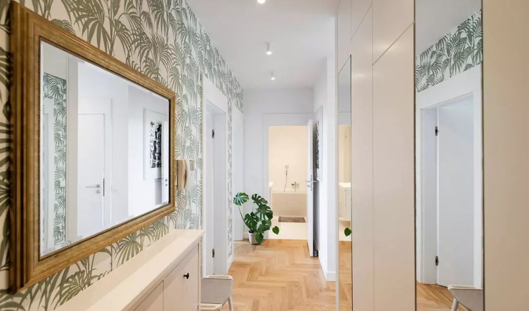 Wallpaper with palm leaf motif gives the interior a holiday feel