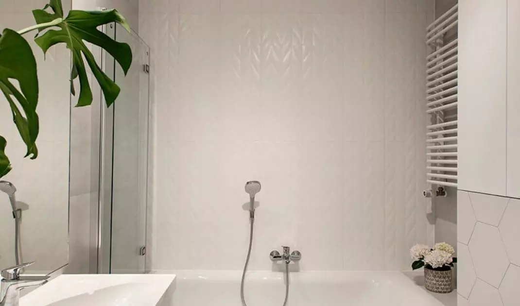 The bathroom has a bathtub with a screen