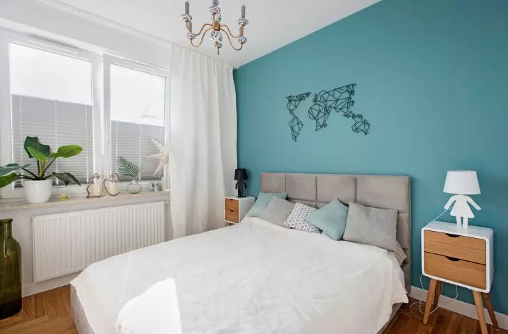In the bedroom, the turquoise wall plays the main role