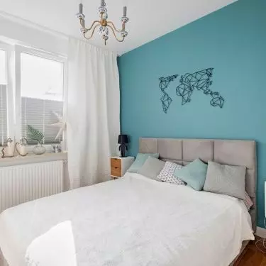 In the bedroom, the turquoise wall plays the main role