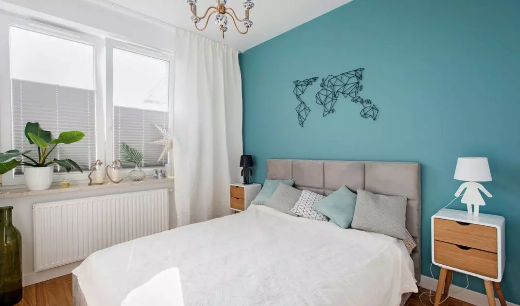 In the bedroom, the turquoise wall plays the main role