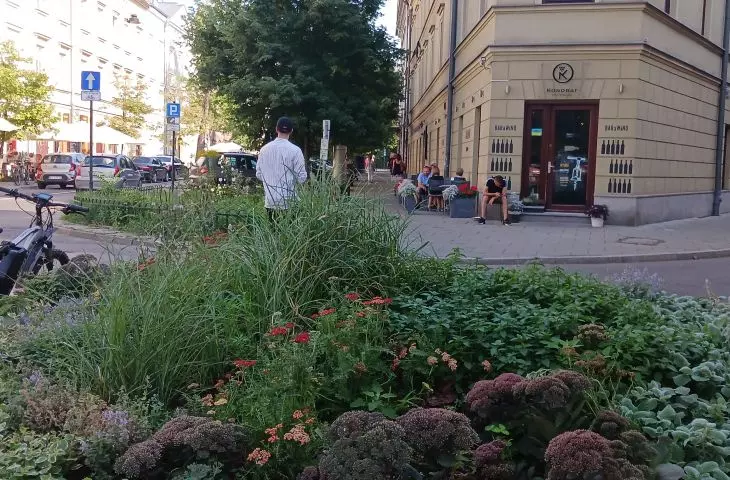 pierwsze zmiany dotyczyły przestrzeni od strony ulicy Bonifraterskiej i Mostowej
