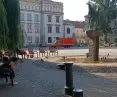 obok fontanny i drzew  dostawiono ławki i krzesła miejskie 