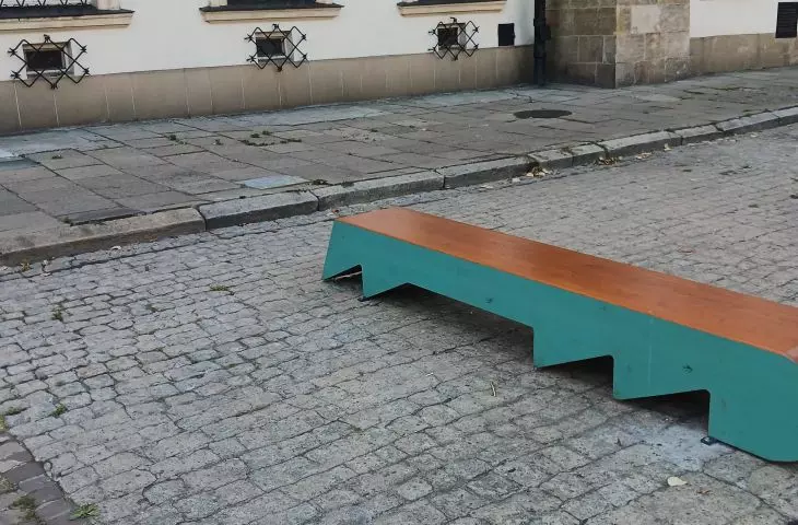 „przepływy” — meble miejskie zaprojektowane przez malarza i projektanta Olafa Ciruta