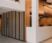Ciepłego akcentu dodaje dąb