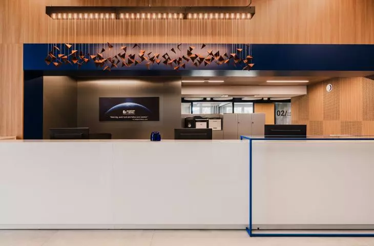 Showroom biura, nad ladą charakterystyczny żyrandol