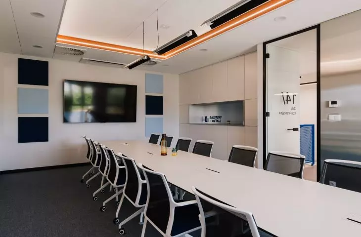 Sala konferencyjna utrzymana jest w neutralnych kolorach