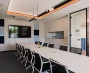 Sala konferencyjna utrzymana jest w neutralnych kolorach