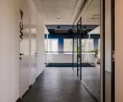 Szara wykładzina korytarza 