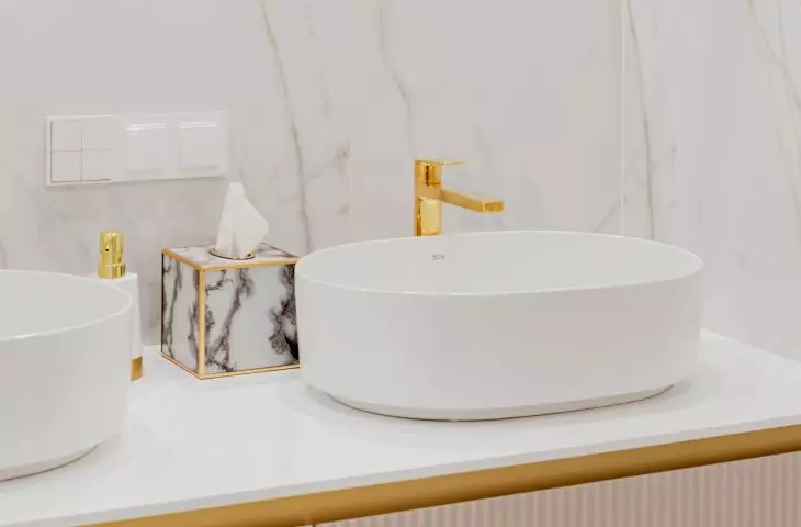 Gold elements add elegance to the bathroom