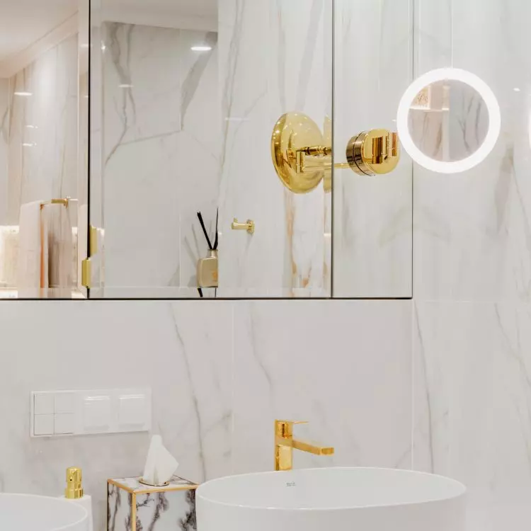 Gold elements add elegance to the bathroom