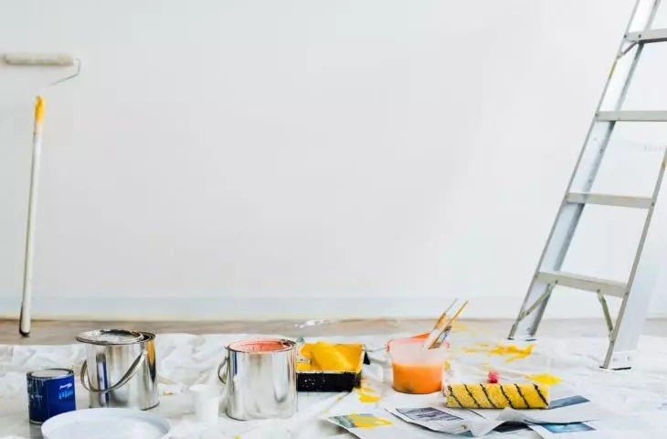 Malowanie pomieszczenia farbami winylowymi jest wygodne, dzięki gęstej, niechlapiącej konsystencji. Stanowią one idealne rozwiązanie do wnętrz narażonych na duży ruch i częste zabrudzenia.