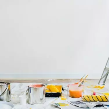Painting a room with vinyl paints is convenient, thanks to their thick, non-splashy consistency. They are an ideal solution for interiors exposed to heavy traffic and frequent dirt.