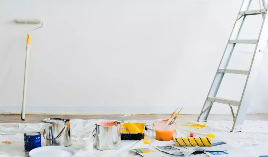 Malowanie pomieszczenia farbami winylowymi jest wygodne, dzięki gęstej, niechlapiącej konsystencji. Stanowią one idealne rozwiązanie do wnętrz narażonych na duży ruch i częste zabrudzenia.