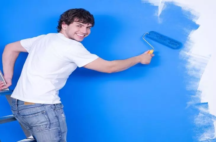 Painting a wall with latex paint is fast and convenient. With excellent coverage and color fastness, it provides long-lasting fresh-looking walls. It works very well in rooms exposed to high humidity.