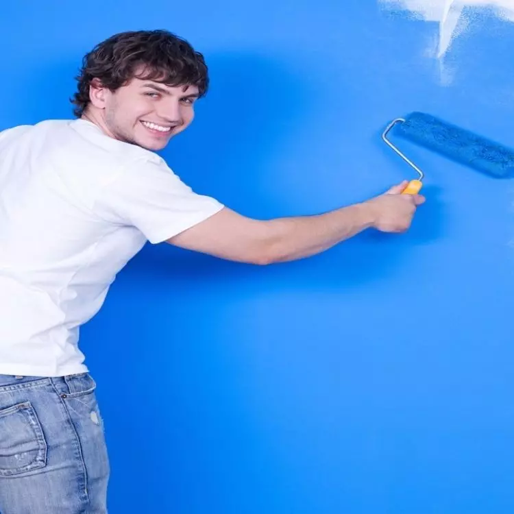 Painting a wall with latex paint is fast and convenient. With excellent coverage and color fastness, it provides long-lasting fresh-looking walls. It works very well in rooms exposed to high humidity.