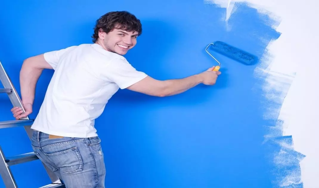 Painting a wall with latex paint is fast and convenient. With excellent coverage and color fastness, it provides long-lasting fresh-looking walls. It works very well in rooms exposed to high humidity.