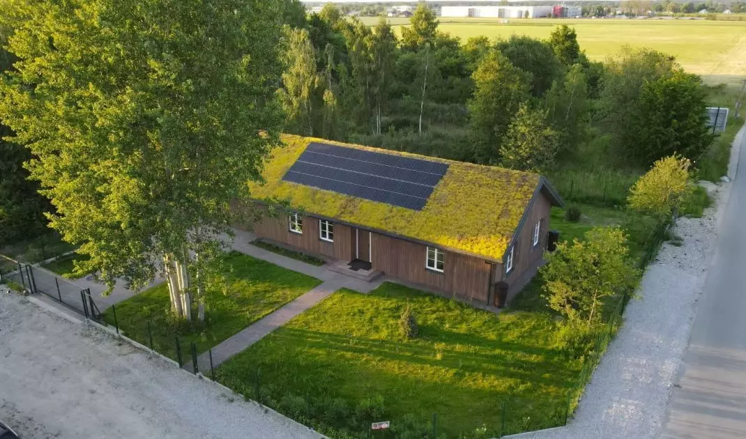 Dach budynku pokryty jest rozchodnikiem