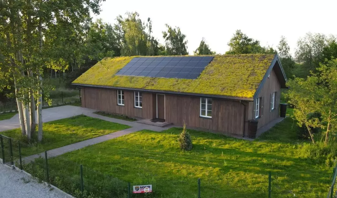 Budynek jest wyposażony również w fotowoltaikę, pompę ciepła, rekuperację i system gospodarowania wodą deszczową