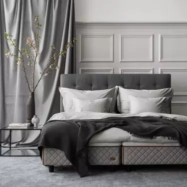 A subtle addition in the form of an interesting lamp or vase is completely sufficient as an interior decoration
